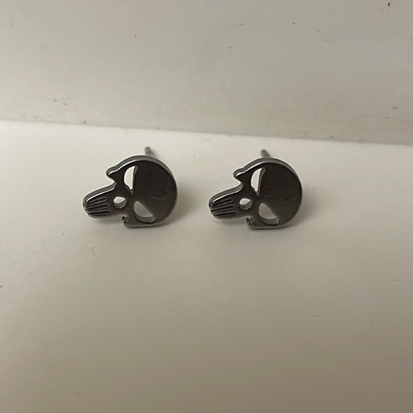 Criminal Skull Stud Earrings - Picture 4 of 10